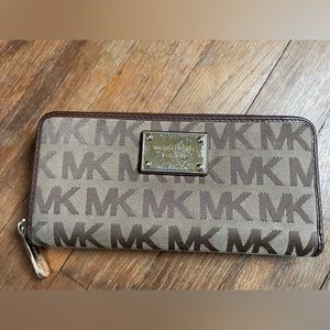 Michael Kors Logo Wallet